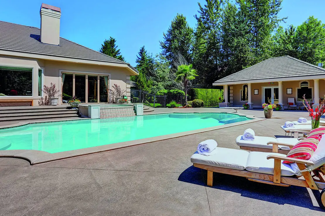 Propiedad con impresionante piscina pavimentada con hormigón impreso
